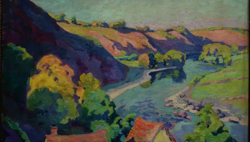 Paysage de rivière aux collines ondulantes et toits rouges, dans le style de Clémentine Ballot.