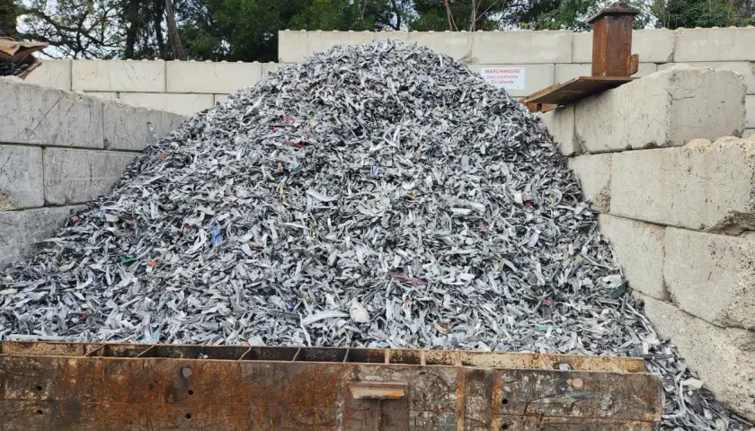 Vaste tas de régule broyé, prêt pour le recyclage. Le prix du régule au kilo fluctue selon la demande.