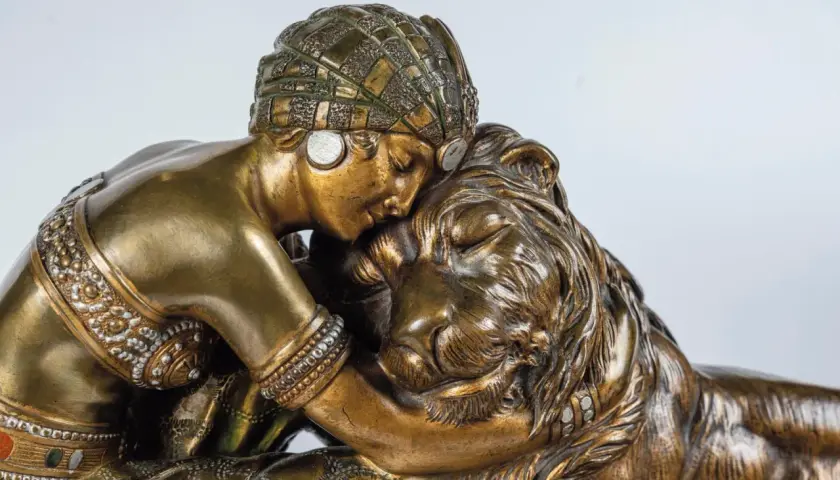 Sculpture art déco d'une femme et d'un lion, pour comment reconnaître un vrai Chiparus, observez la finesse des détails et l'émotion.