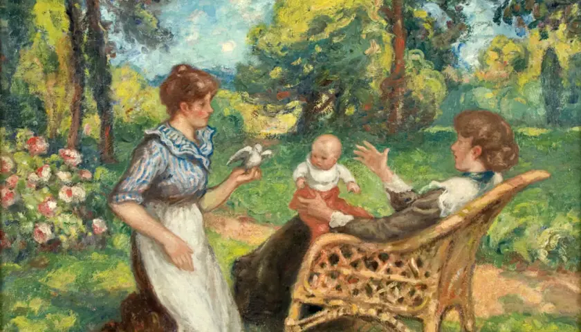 Georges d'Espagnat peint une scène idyllique : une femme agenouillée présente un oiseau à un bébé, tandis qu'une autre femme est assise dans un fauteuil en rotin.