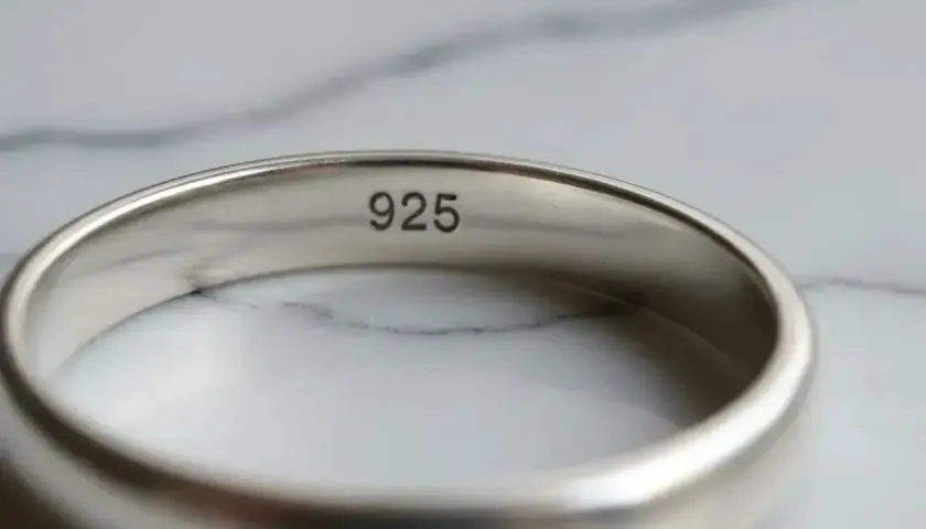 Bague en argent avec le poinçon "925", une indication clé pour comment reconnaitre de l'argent sterling.