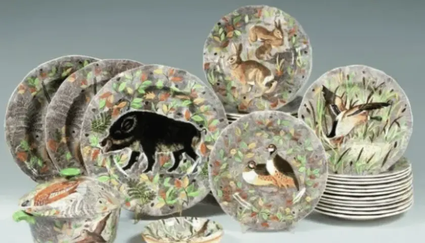 Assiette en faïence de Gien ancienne décorée de scènes de chasse : sanglier, lièvres, canards.