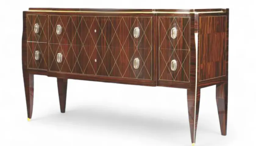 Commode Art Déco en palissandre, signée Jacques Émile Ruhlmann, avec incrustations géométriques dorées et poignées ovales.