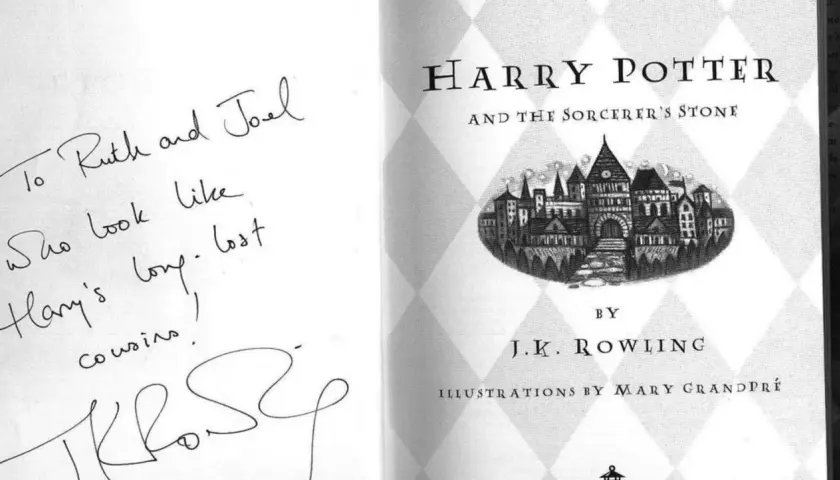 Livre Harry Potter dédicacé à Ruth et Joel, soulignant la valeur sentimentale d'un livre dédicacé. L'inscription fait référence à leur ressemblance avec les cousins de Harry.