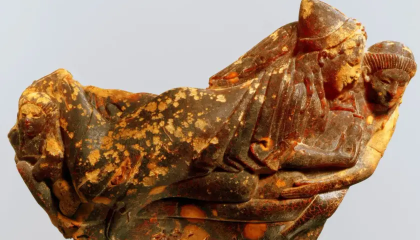 Sculpture antique en ambre, représentant des figures humaines entrelacées. Le prix de l'ambre pour de telles pièces est souvent élevé.