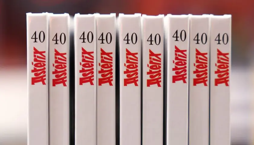 Rangée de livres Astérix blancs avec le numéro 40 et le nom "Astérix" en rouge.