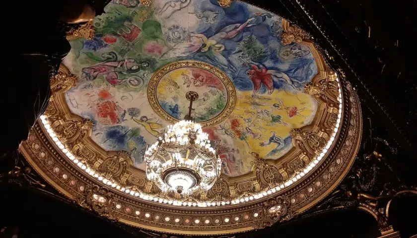 Le plafond de l'Opéra Garnier, orné des œuvres d'art de Marc Chagall, est illuminé par un lustre majestueux.