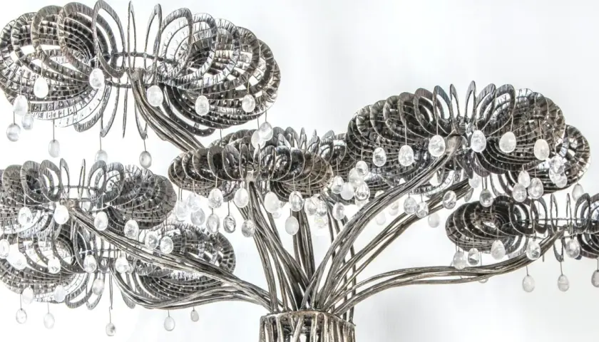 Arbre sculptural en métal argenté, orné de cristaux, œuvre de Sylvain Subervie.
