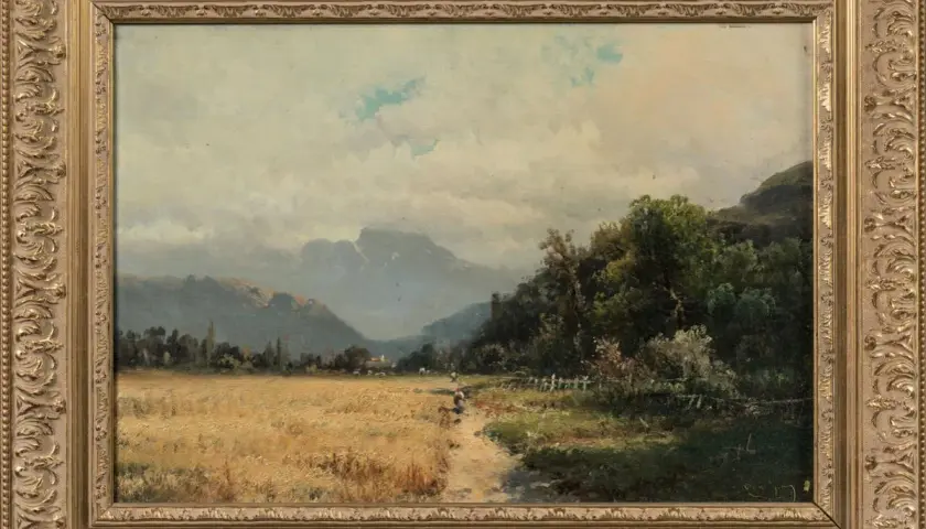 Paysage champêtre avec un champ de blé doré, des montagnes en arrière-plan, et des figures humaines. Une œuvre du peintre Godchaux.