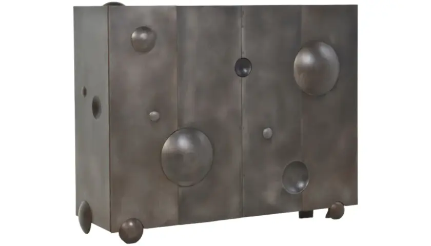 Commode en métal patiné, œuvre de Mattia Bonetti, aux formes cubiques et sphériques, évoquant un fromage ou une planète.
