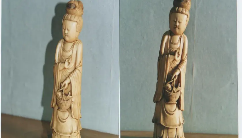Deux statuettes en ivoire, représentant une femme tenant un panier de poissons. La finesse de la statuette ivoire est remarquable.