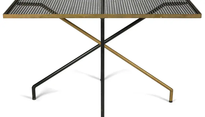 Table basse iconique de Mathieu Mategot, plateau en métal perforé et piètement croisé en métal noir et laiton.