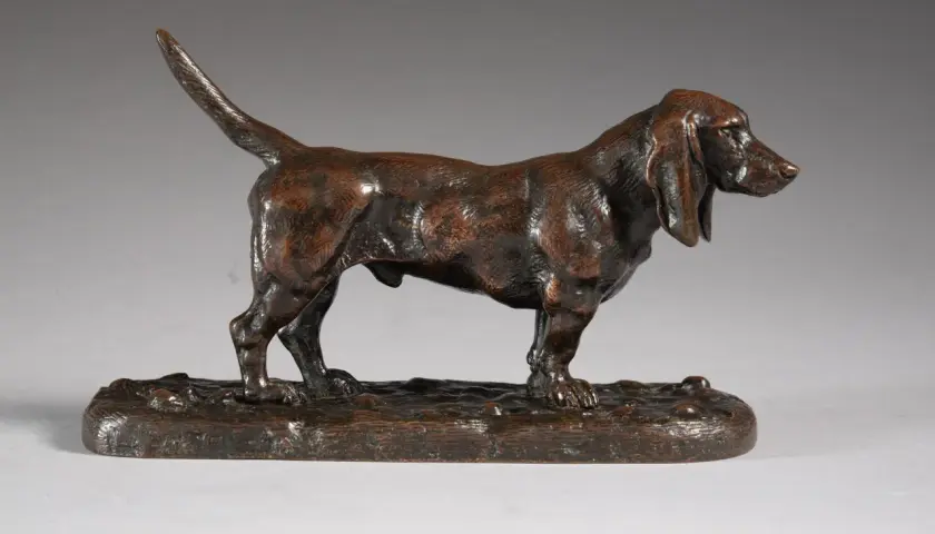 Sculpture en bronze d'un chien basset hound, œuvre du sculpteur Barye, avec sa signature discrète.