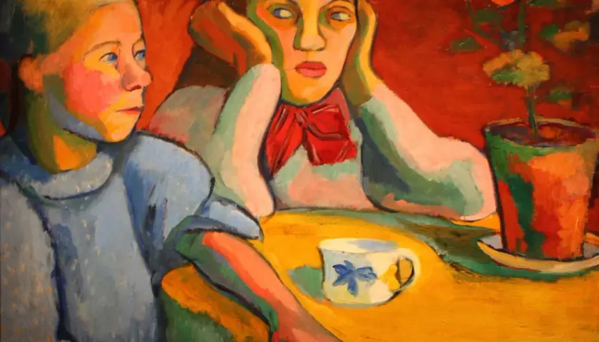 Portrait de deux jeunes femmes, peut-être Sonia et Robert Delaunay, assises à une table jaune avec une tasse et une plante.