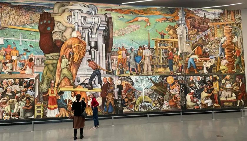 La fresque monumentale "Man at the Crossroads" de Diego Rivera, une peinture célébrant l'industrie et le progrès, avec des scènes de travail et de vie.