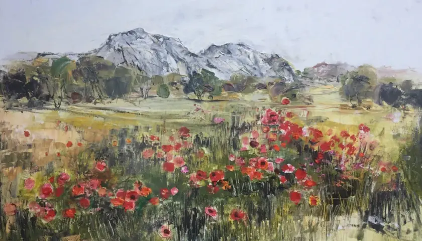 Champ de coquelicots éclatants sous un ciel gris, avec des montagnes rocheuses en arrière-plan. Une œuvre de Michel Jouenne.