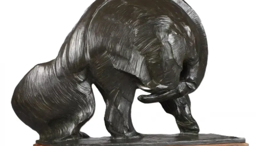 Sculpture en bronze d'un ours se grattant, œuvre témoignant du savoir-faire des fondeurs de bronze.