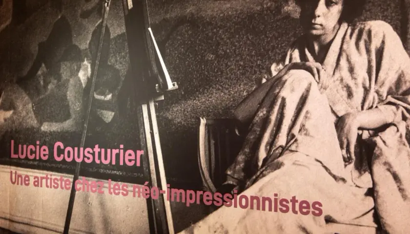Lucie Cousturier, une artiste chez les néo-impressionnistes. Portrait d'une femme assise, vêtue d'une robe ample, devant un chevalet.