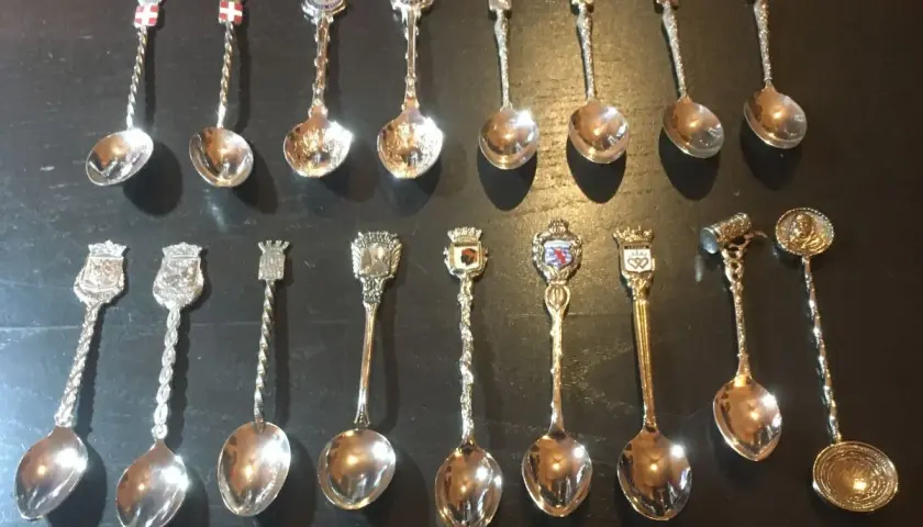 Collection de petites cuillères ornées de blasons et de couronnes, témoignant de la valeur des petites cuillères de collection.