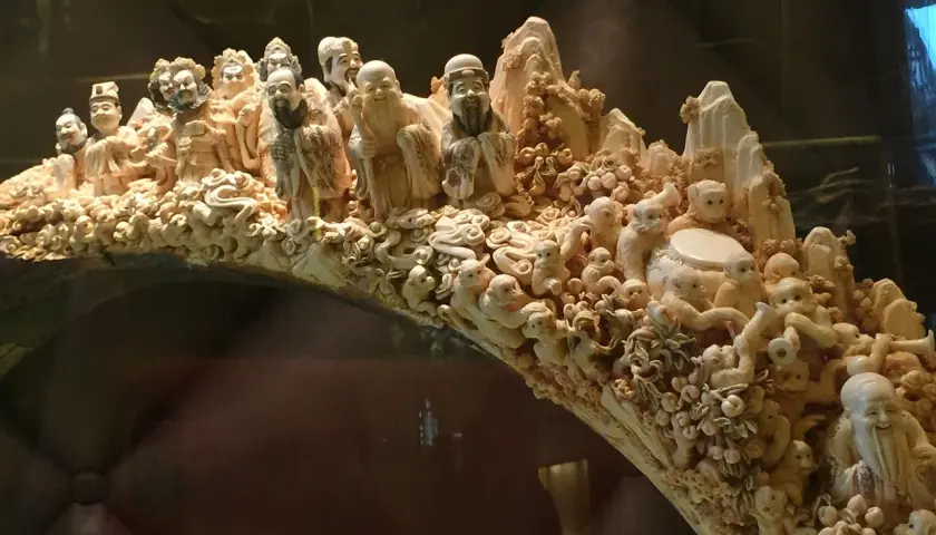 Sculpture complexe en ivoire représentant des personnages et des singes. Une idée de que faire de ses objets en ivoire.