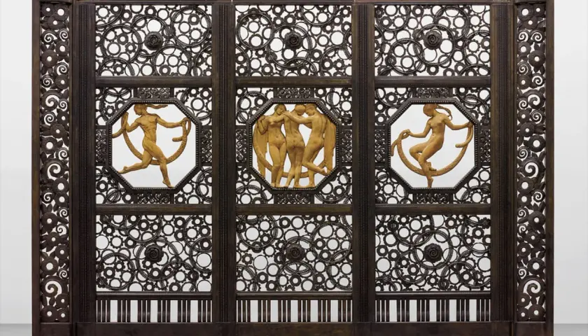 Porte monumentale en fer forgé, signature Edgar Brandt. Trois panneaux ornés de figures nues et de motifs circulaires complexes.