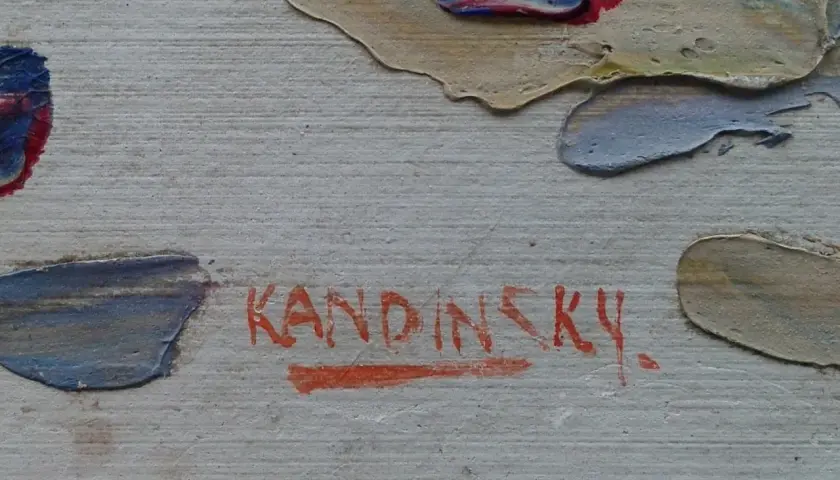Signature Kandinsky en rouge sur une toile texturée, entourée de touches de peinture abstraite bleue, beige et rouge.