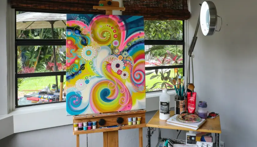Tableau coloré sur chevalet, prêt à être vendu. L'artiste a tout le matériel pour comment vendre un tableau.