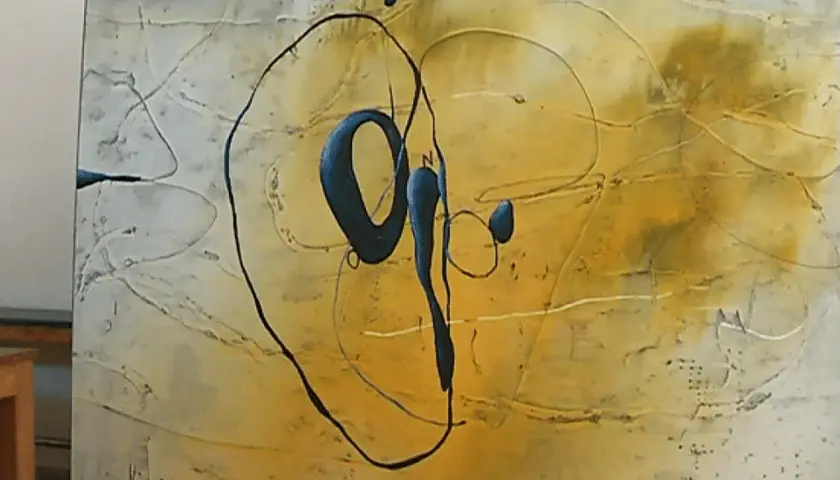 Peinture abstraite de Richard Texier, prix d'excellence. Des formes organiques bleues et noires sur un fond jaune et blanc texturé.