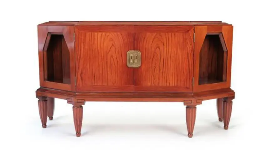 Meuble bas en bois verni, style Art Déco, avec poignée en laiton. Une pièce signée Louis Sognot, parfaite pour un intérieur élégant.