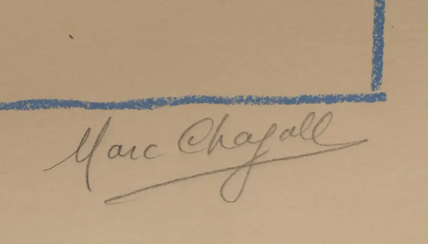 Signature manuscrite de Marc Chagall, artiste de renom, sur un fond beige avec des lignes bleues.
