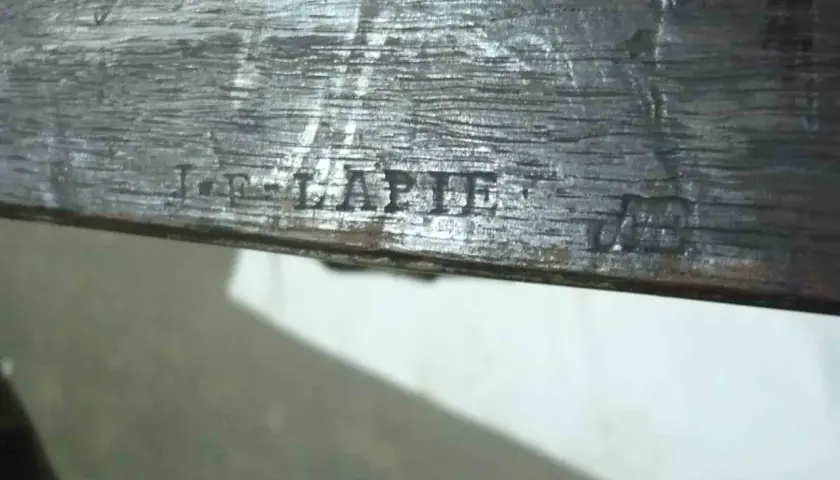 Estampille "J.F. LAPIE" sur un meuble ancien. Une liste d'estampilles de meubles peut révéler l'origine et l'artisan.