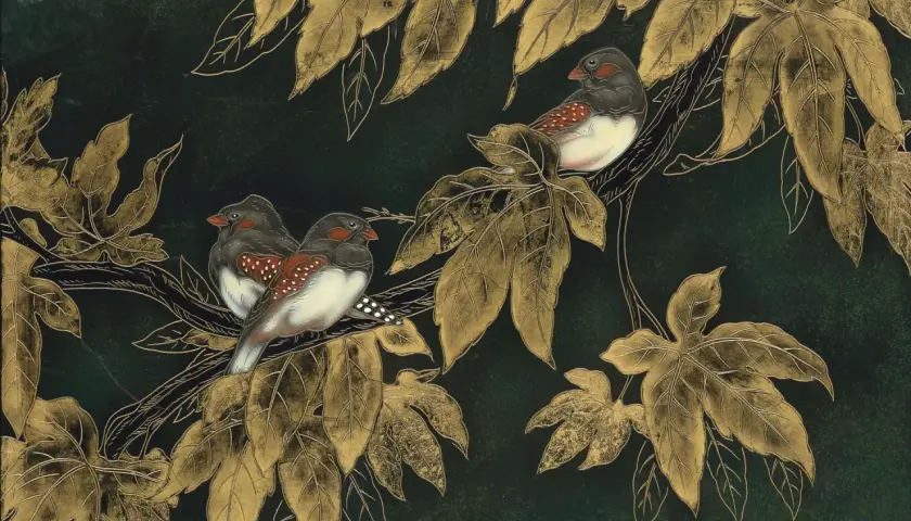 Trois oiseaux aux plumes grises et blanches, ornés de taches rouges, se posent sur une branche parmi des feuilles dorées. L'œuvre évoque un style Gaston Suisse.