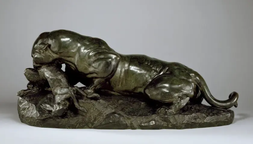 Panthère en bronze, figée dans une posture de chasse. Le bronze est il lourd, mais la sculpture dégage une impression de puissance et de grâce féline.