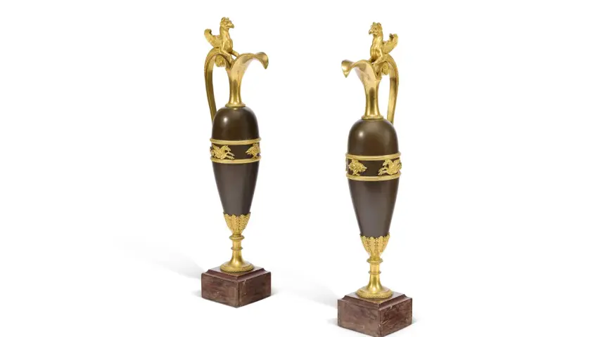 Paire de vases en bronze et or, style Empire, avec griffons et frises animalières.