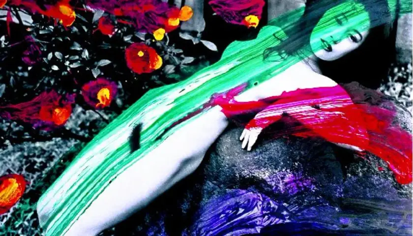 Une femme repose, peinte de couleurs vives, dans un style rappelant Nobuyoshi Araki. Des fleurs rouges et roses contrastent avec le vert et le rouge abstraits.