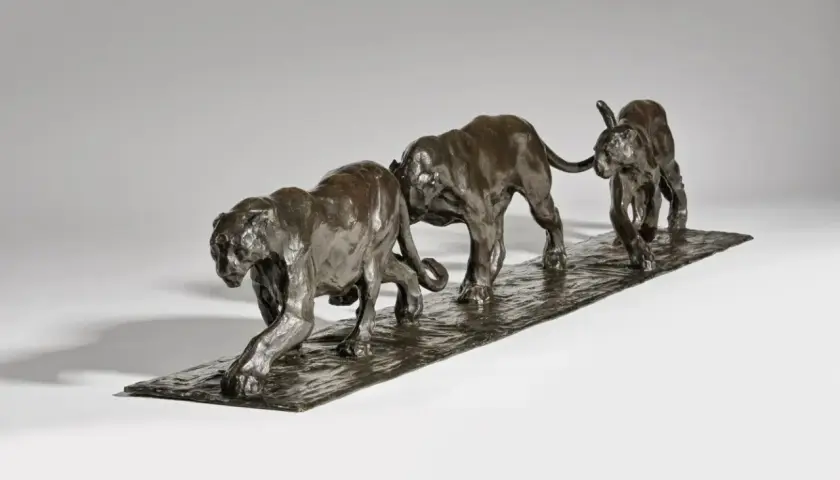 Sculpture en bronze de trois panthères en mouvement, évoquant la puissance et l'élégance. Le **Rembrandt Bugatti prix** de cette œuvre d'art est souvent élevé.