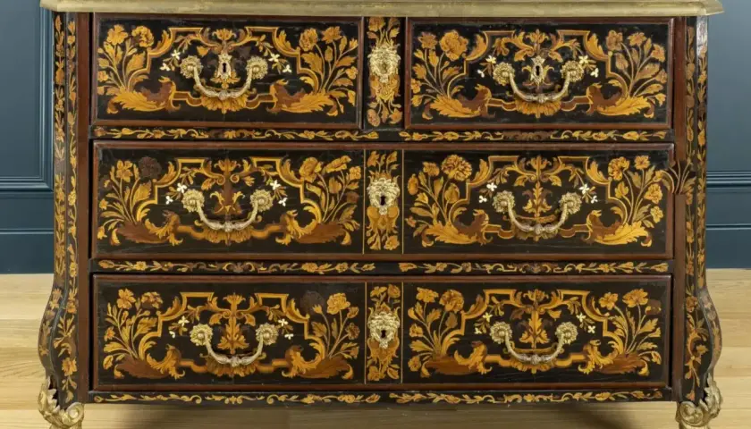 Commode ancienne ornée de marqueterie florale complexe et de pieds griffus. On dit que les meubles anciens ne valent plus rien, mais cette pièce est un chef-d'œuvre.