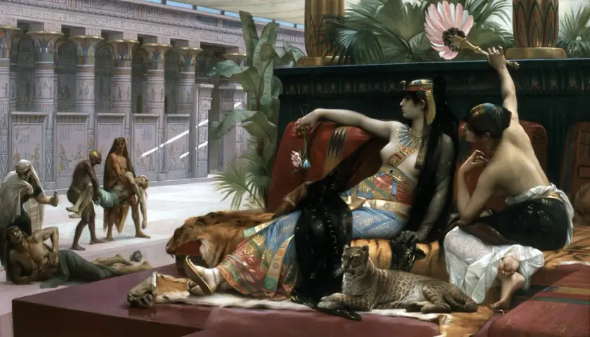Représentation de Cléopâtre, somptueusement parée, se reposant sur un divan, entourée de serviteurs et d'un léopard.