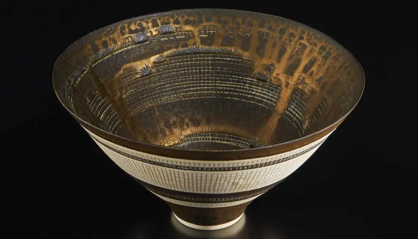 Bol en céramique aux motifs complexes, signature Lucie Rie. Le travail de la matière et les détails dorés évoquent une architecture miniature.