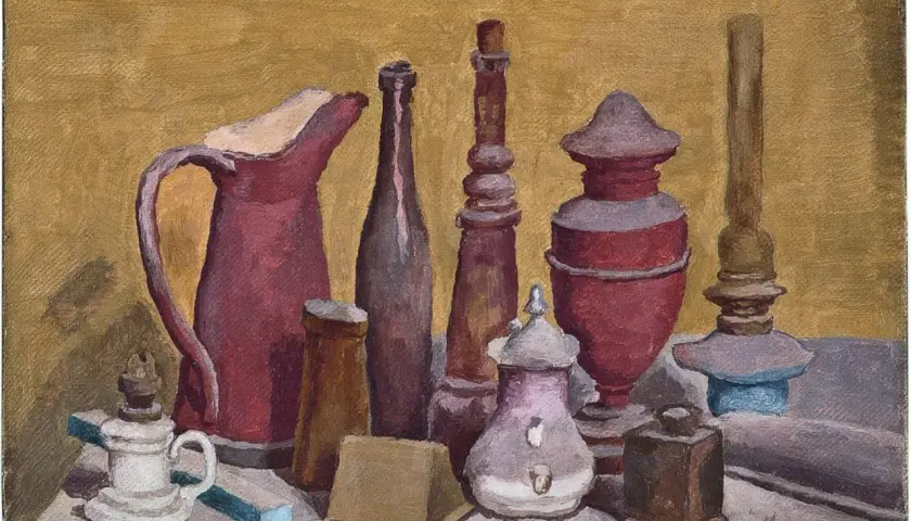 Nature morte de Morandi peintre : cruche rouge, bouteilles, pots et bougeoirs sur fond ocre.
