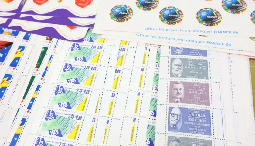 Des timbres français de collection, certains datant de 1990, montrent pourquoi les timbres de collection ne valent plus rien : leur abondance et leur production de masse.