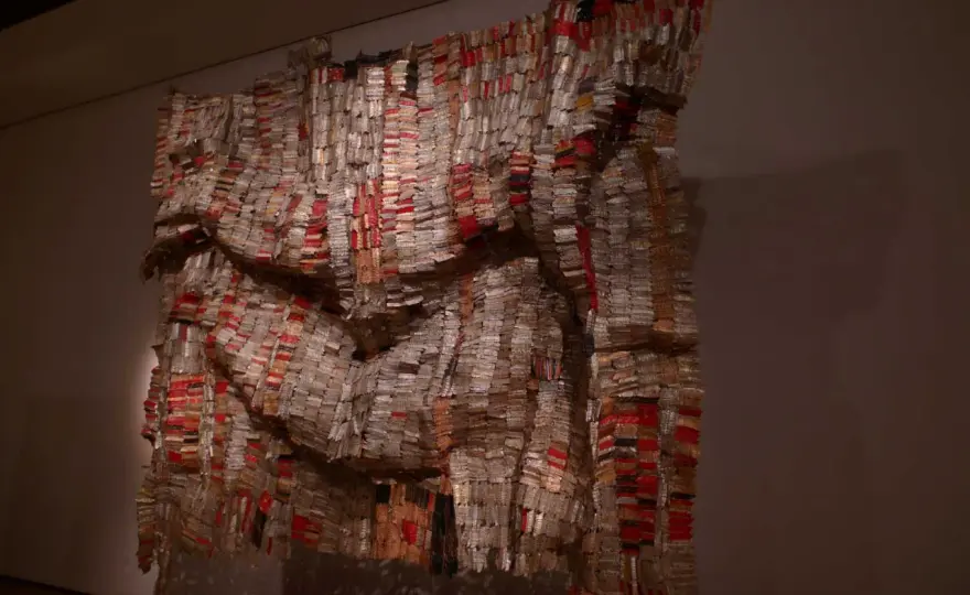 El Anatsui - Pourquoi ses œuvres recyclées ont-elles tant de valeur ?
