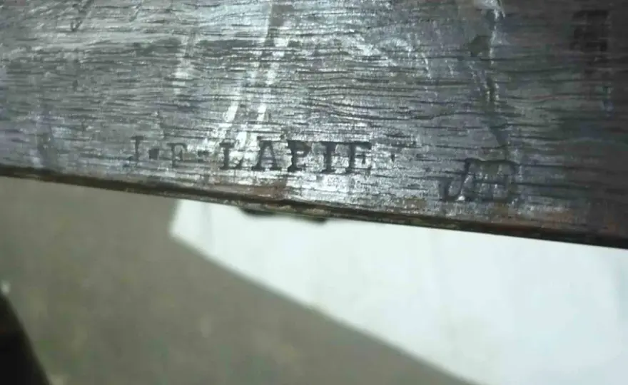 Estampille de meuble ancien - Comment l'identifier sans se tromper ?