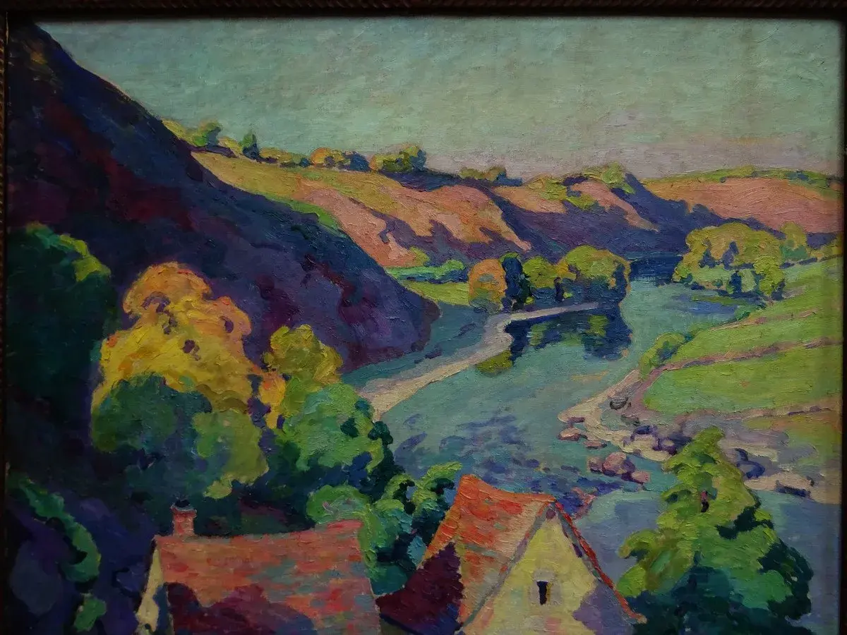 Paysage de rivière aux collines ondulantes et toits rouges, dans le style de Clémentine Ballot.