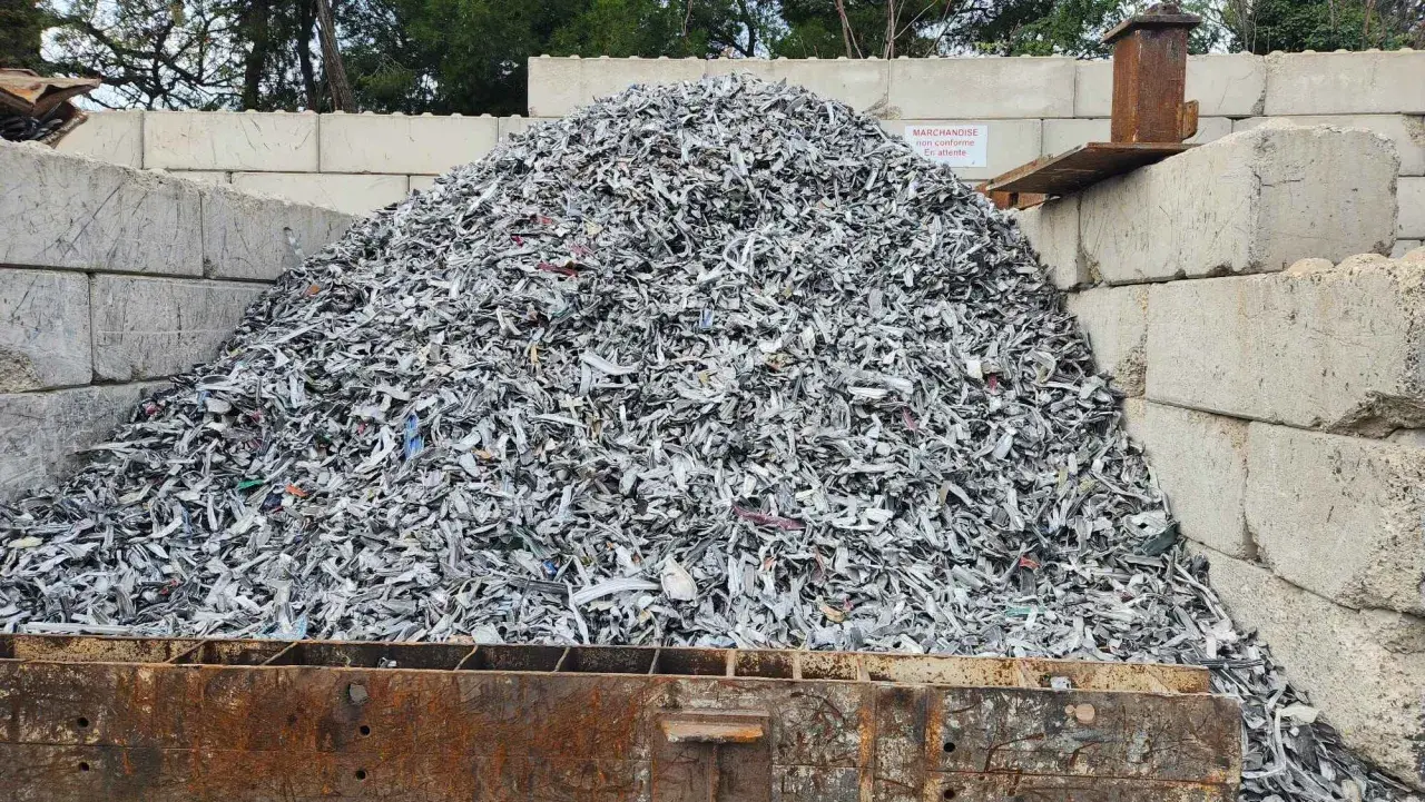 Vaste tas de régule broyé, prêt pour le recyclage. Le prix du régule au kilo fluctue selon la demande.