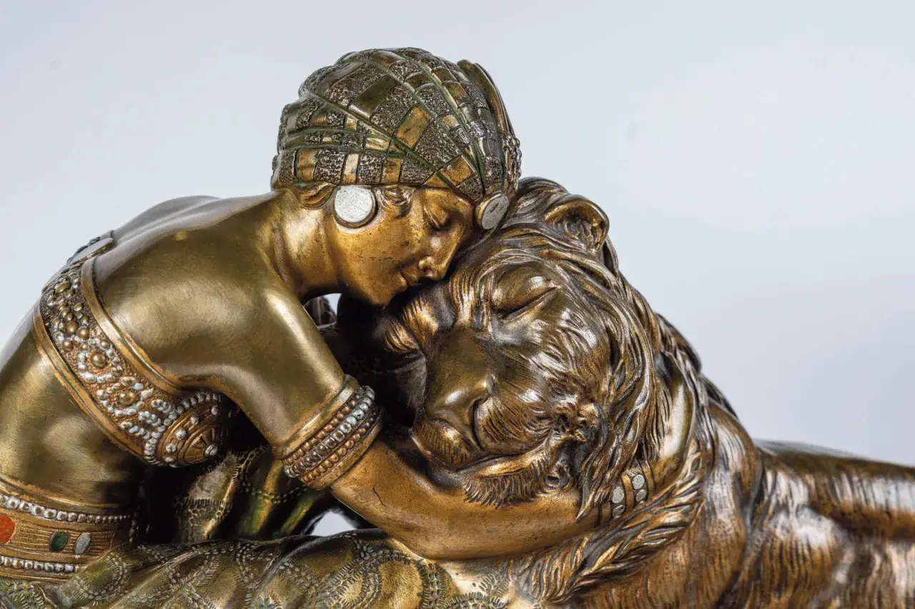 Sculpture art déco d'une femme et d'un lion, pour comment reconnaître un vrai Chiparus, observez la finesse des détails et l'émotion.