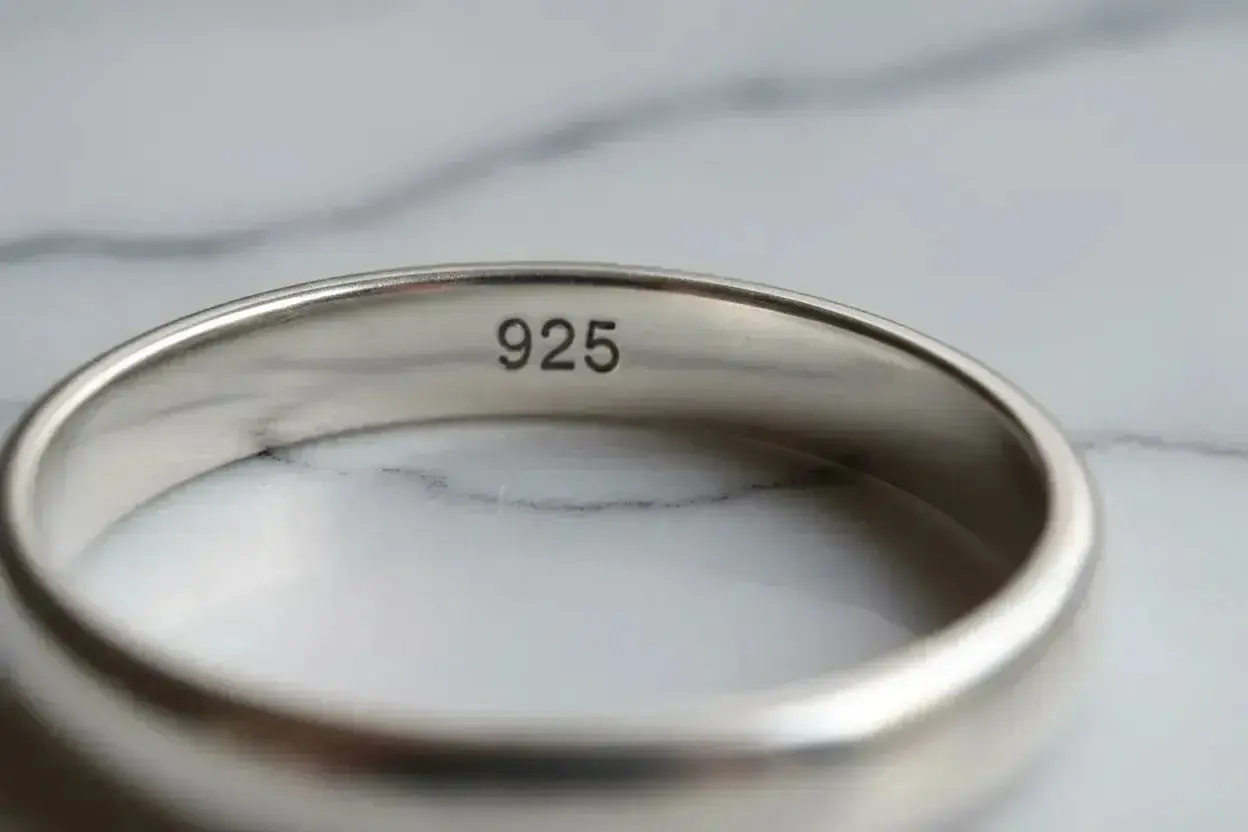 Bague en argent avec le poinçon "925", une indication clé pour comment reconnaitre de l'argent sterling.
