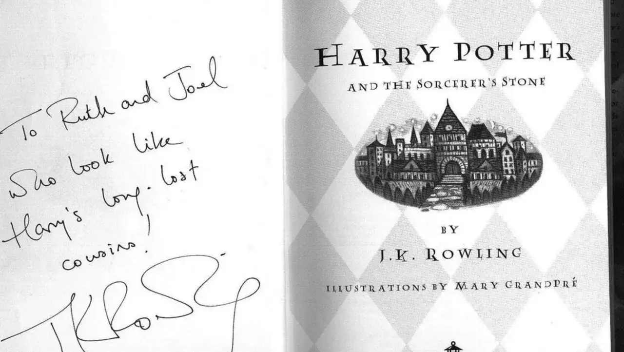 Livre Harry Potter dédicacé à Ruth et Joel, soulignant la valeur sentimentale d'un livre dédicacé. L'inscription fait référence à leur ressemblance avec les cousins de Harry.