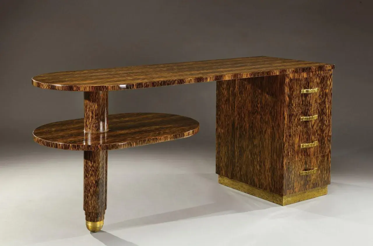 Bureau Art Déco en palissandre, design René Prou, avec ses lignes courbes et ses poignées en laiton.