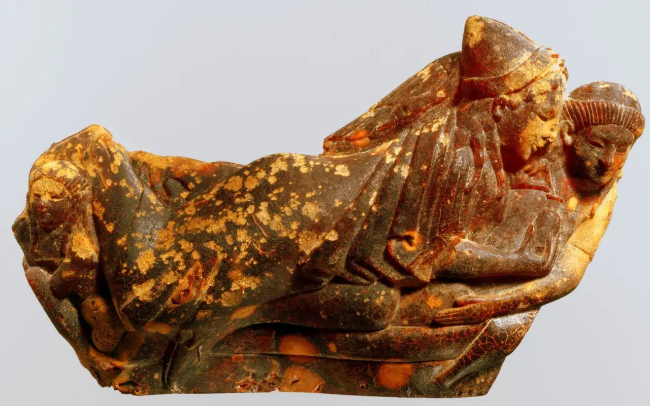Sculpture antique en ambre, représentant des figures humaines entrelacées. Le prix de l'ambre pour de telles pièces est souvent élevé.